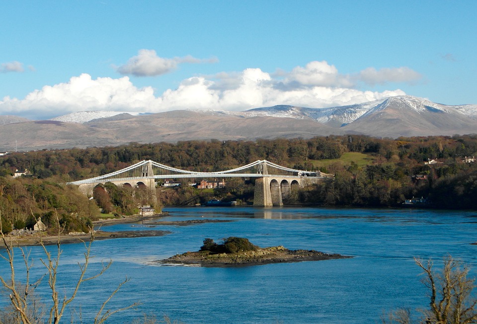 Winter coastal walk from Menai Bridge to Caernarfon